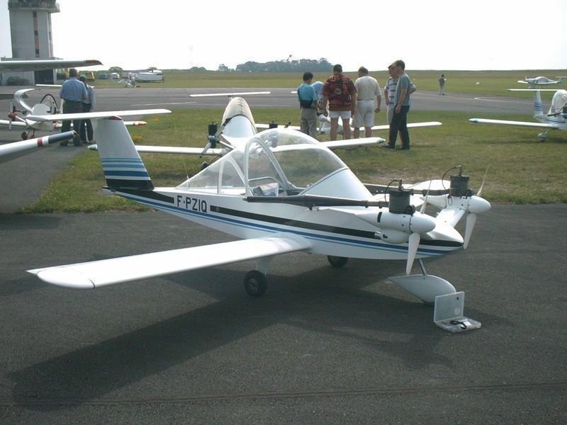 Versión azul y blanca en vuelo